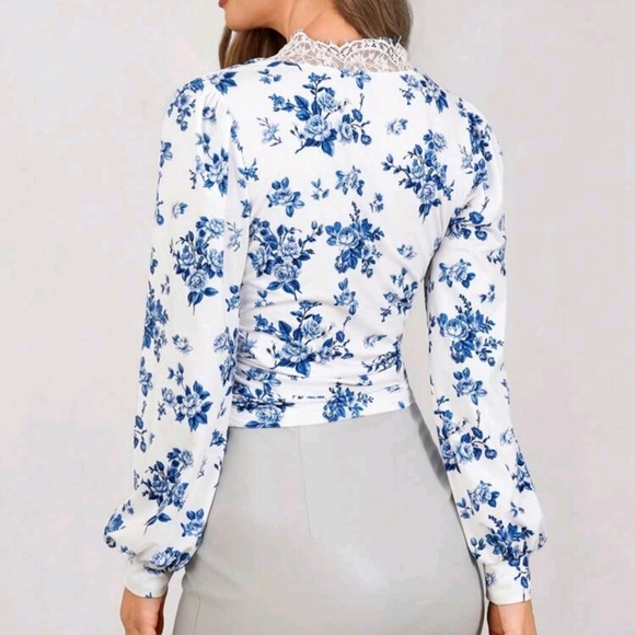 Women's V-Neck Puff Sleeve Contrast Lace Flower Printing Slim Fitted T-Shirt - Picture 2 of 5